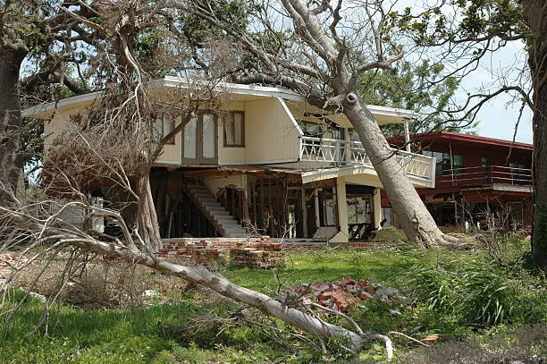 zerstörter zu hause - hurricane caribbean house storm stock-fotos und bilder