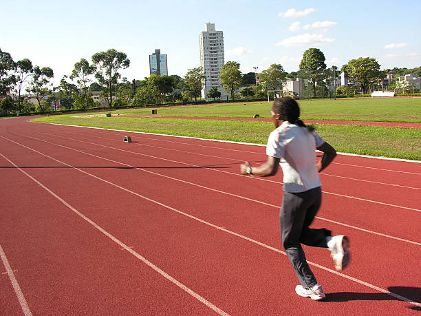 corredor de capacitación en una pista de carreras - running track women running spring fotografías e imágenes de stock