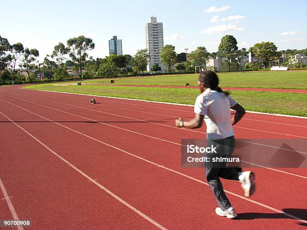 Runner Trainning В Racetrack — стоковые фотографии и другие картинки 100 - 100, Бегать, Измерительный прибор