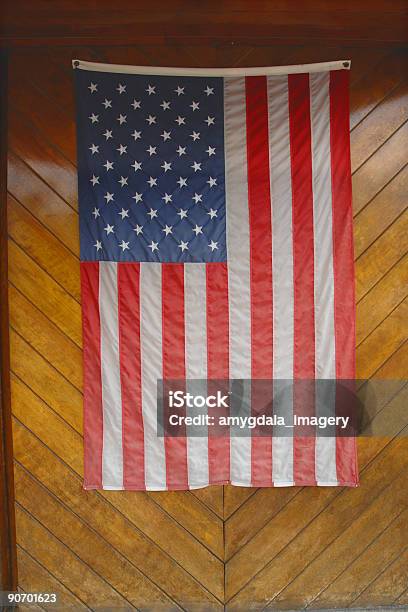 Foto de Bandeira Americana Penduradas Em Painéis De Madeira e mais fotos de stock de Azul