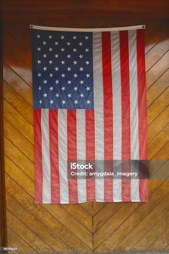 Американский флаг вешать на деревянными панелями - Стоковые фото Американская культура роялти-фри