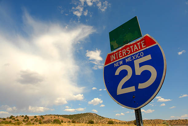 signe de l'interstate paysages du désert - new mexico sign santa fe new mexico road trip photos et images de collection