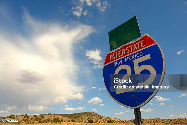 Pustynny Krajobraz Znak Międzystanowa - zdjęcia stockowe i więcej obrazów Albuquerque - Stan Nowy Meksyk - Albuquerque - Stan Nowy Meksyk, Bez ludzi, Brązowy