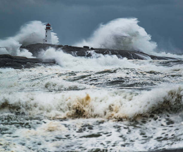 冬の嵐・ グレイソン - lighthouse scenics winter peggys cove ストックフォトと画像