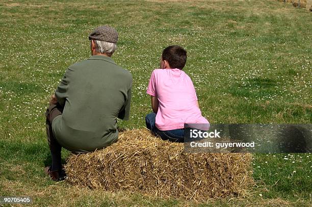 Photo libre de droit de Un Homme Et Un Garçon banque d'images et plus d'images libres de droit de Ferme - Aménagement de l'espace - Ferme - Aménagement de l'espace, Fils de, Père