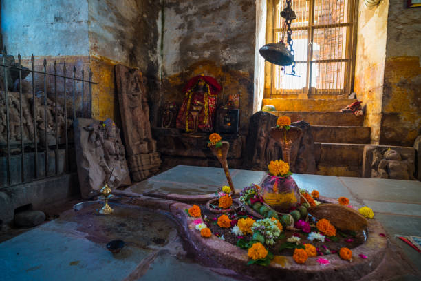 shiva lingam tempel innen geschmückt mit blumen und farben bei heiligen omkareshwar, india. - india statue carving history stock-fotos und bilder