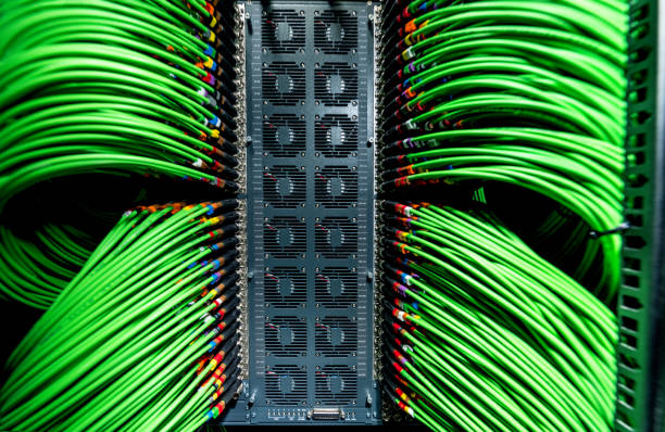 それに接続してサーバーおよび緑のネットワーク配線 - cable network server network connection plug green ストックフォトと画像