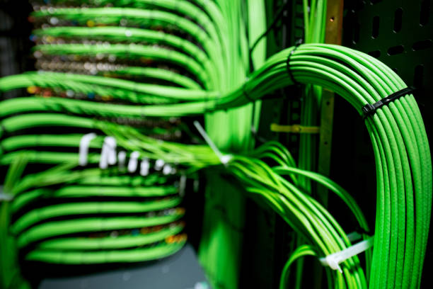 サーバーに接続されている多くの緑のネットワーク配線 - cable network server network connection plug green ストックフォトと画像
