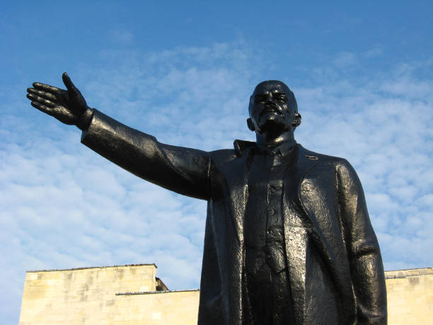 istock The big and black monument to Lenin 907081778