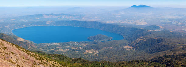 lake coatepeque in salvador - el salvador lake scenics nature imagens e fotografias de stock
