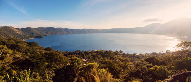 lake coatepeque in el salvador - el salvadoran stock-fotos und bilder