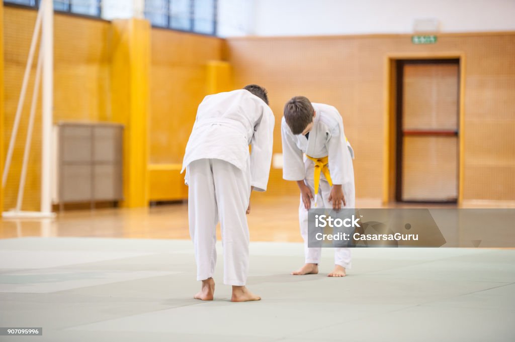 Dos muchachos entrenando Judo lucha - Foto de stock de Judo libre de derechos