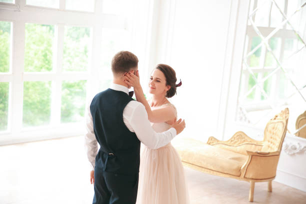 danses de couple première danse au studio de mariage. jour du mariage. heureuse jeune mariée et le marié le jour de leur mariage. couple de mariage - nouvelle famille. - young men young women bride hairstyle photos et images de collection