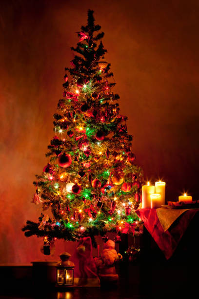 istock Lighted Christmas tree in living room 907154954
