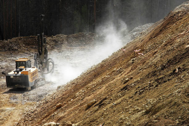 running drilling machine - drill borehole mining rock imagens e fotografias de stock