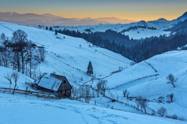 manhã de inverno na transilvânia, romênia - snow horizon winter shed - fotografias e filmes do acervo