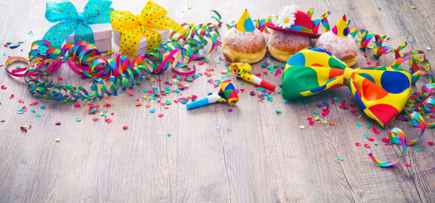 rosquillas de carnaval con serpentinas de papel y moño de fiesta - fasching fotografías e imágenes de stock