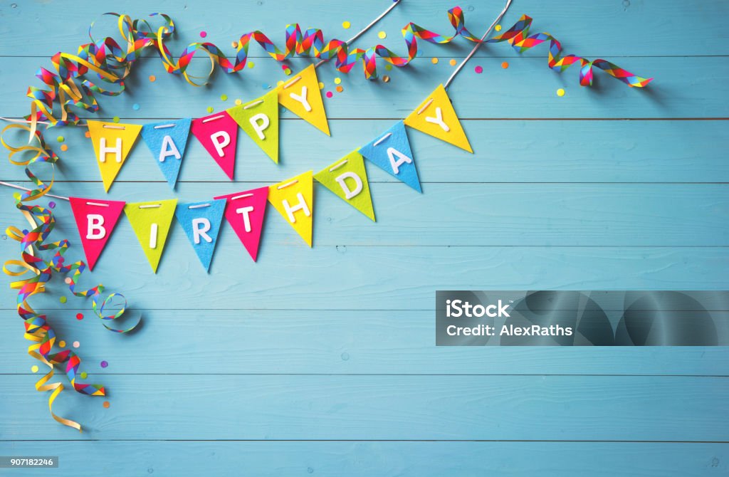 Fondo de fiesta feliz cumpleaños con texto y herramientas de colores - Foto de stock de Cumpleaños libre de derechos