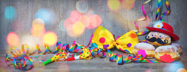 rosquillas de carnaval con serpentinas de papel y moño de fiesta - fasching fotografías e imágenes de stock