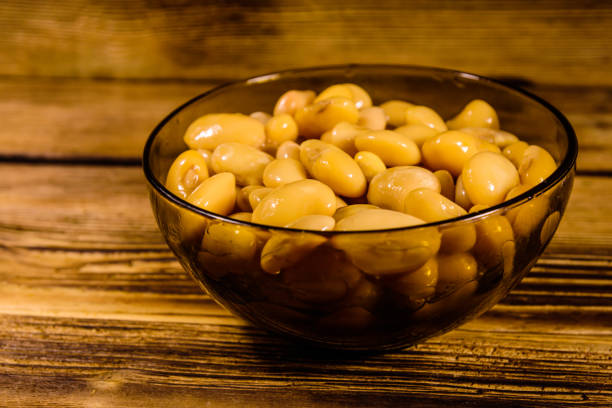 White marinated haricot beans in glass bowl on a wooden table White marinated haricot beans in glass bowl on wooden table 2655 stock pictures, royalty-free photos & images