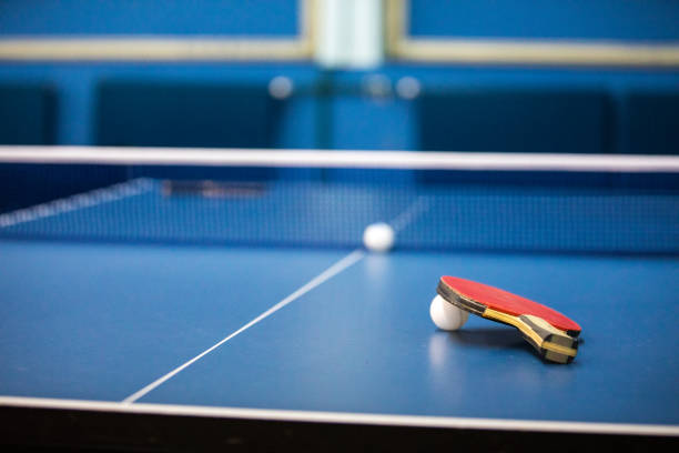 настольный теннисный мяч и летучая мышь - table tennis table стоковые фото и изображения