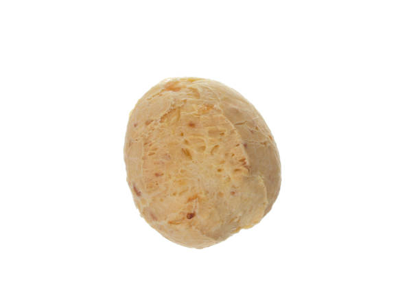 pao de queijo est une boule de pain de fromage du brésil. également connu sous le nom chipa, pandebono et pan de yuca. isolé sur fond blanc. vue de dessus. - pao photos et images de collection