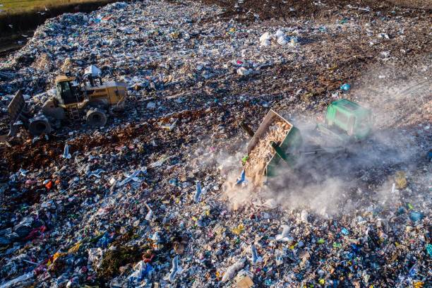 widok z lotu ptaka na odpady rozładunkowe ciężarówek - landfill garbage dump garbage bird zdjęcia i obrazy z banku zdjęć