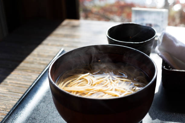 japanische buchweizennudeln soba - geringer tiefe - bamboo brown cooking gourmet stock-fotos und bilder