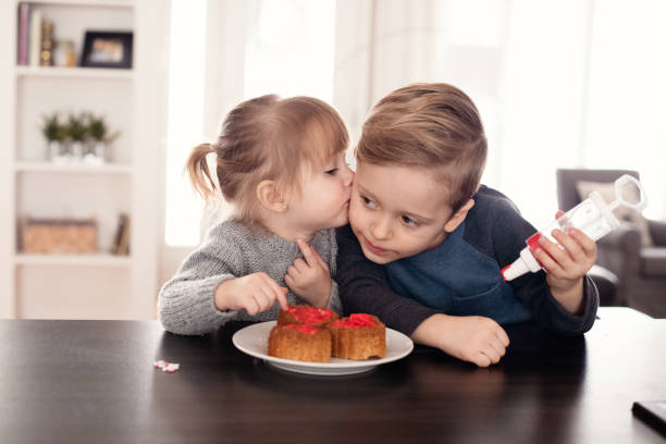 カップルの子供の面白いケーキ キッチン ホームを準備して幸せな子供家族 - cake birthday domestic kitchen child ストックフォトと画像