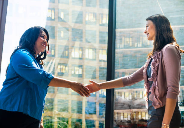 istock Businesswomen Shaking Hands 907393614