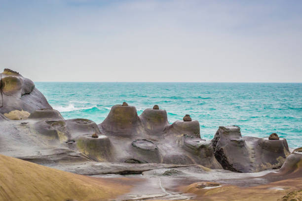 istock taipei/taiwan - 12/12 2017 : Waves and Rocks of Taiwan 907396316
