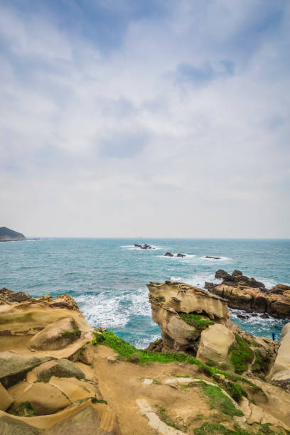 istock taipei/taiwan - 12/12 2017 : Waves and Rocks of Taiwan 907398588