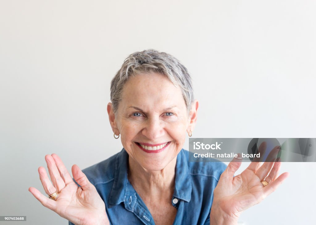 Hermosa mujer mayor mostrando las manos - Foto de stock de Saludar con la mano libre de derechos