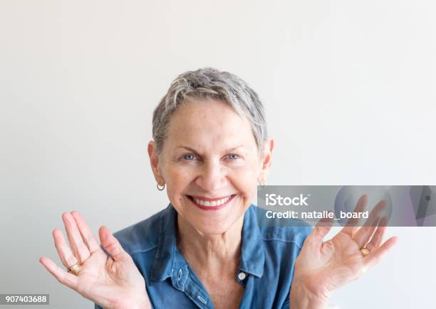 Hermosa Mujer Mayor Mostrando Las Manos Foto de stock y más banco de imágenes de Saludar con la mano - Saludar con la mano, Tercera edad, Felicidad