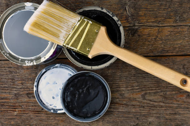 istock Old Used Paint Can and Paint Brush 907408634