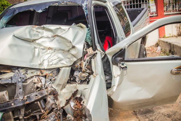 istock Close-up front of new silver car distorted by accident. Crashed new silver car severely damaged and needs help for move to the garage to repair and call to loss adjuster for car insurance claim. 907415204