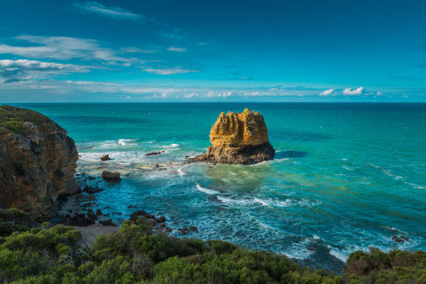 eagle rock australien paysage côtier calcaire formation près de split point, situé à la great ocean road, victoria, australie - australian culture sea coastline rock formation photos et images de collection