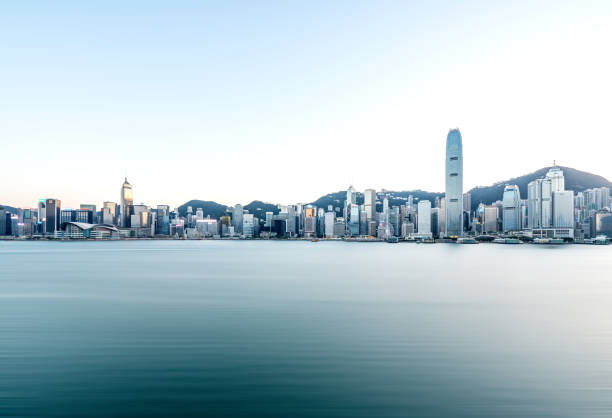 hong kong skyline der stadt - hong kong cityscape flowing water built structure stock-fotos und bilder