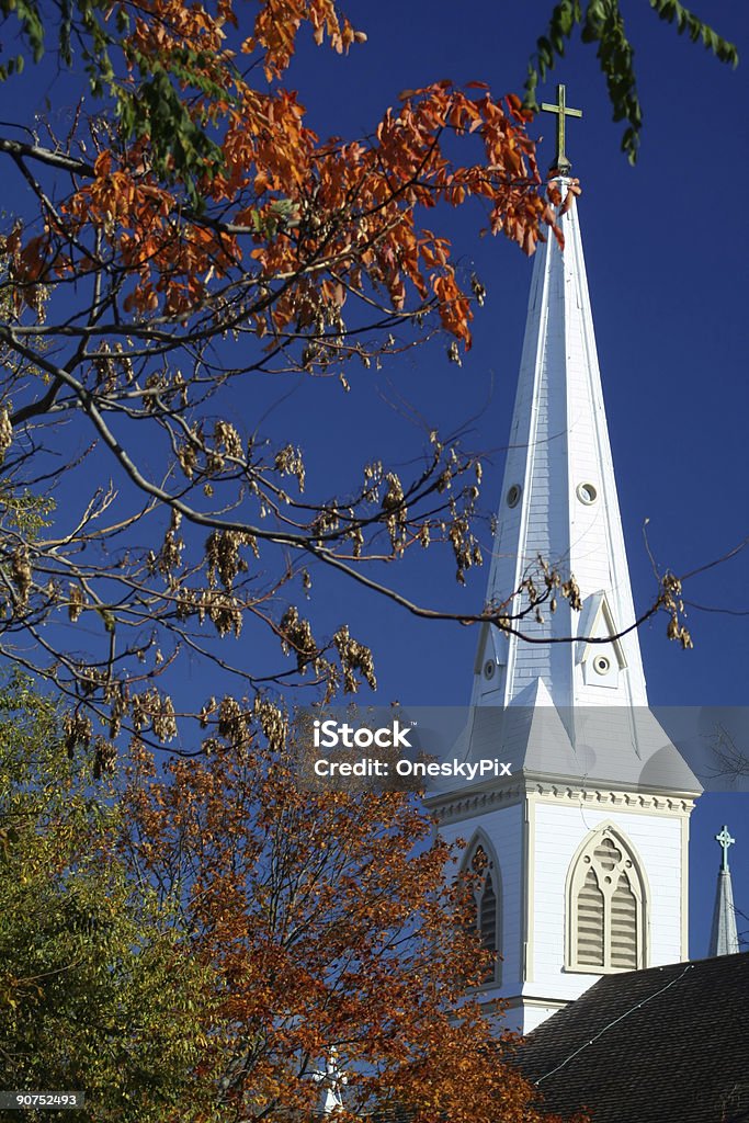 Chiesa autunno - Foto stock royalty-free di A forma di croce