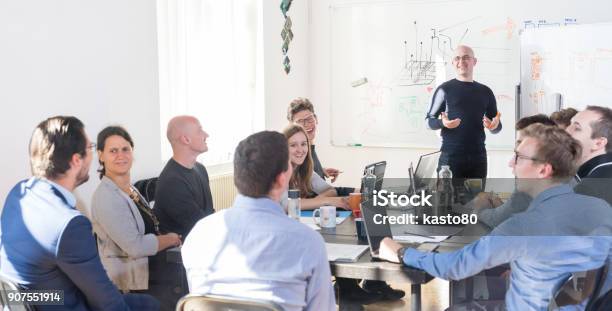 Entspannte Informelle It Business Startup Firma Teammeeting Stockfoto und mehr Bilder von Bürobesprechung