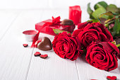 バレンタインの日にバレンタインの日に美しい赤いバラとダーク チョコレート
