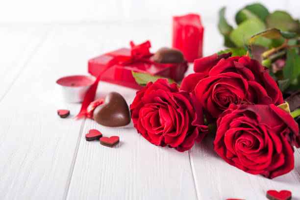 красивая красная роза и темный шоколад на день святого валентина - romance gift rose valentines day стоковые фото и изображения