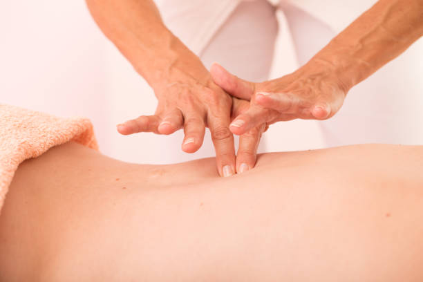 close-up of reiki back massage - reiki alternative therapy massaging women imagens e fotografias de stock