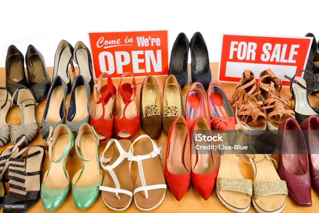 Matemático esfuerzo Continuar Zapatos De Mujer Usados Para La Venta Foto de stock y más banco de imágenes  de For Sale - Frase en inglés - For Sale - Frase en inglés, Vestimenta para  mujer, Viejo - iStock