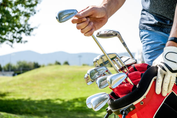 高爾夫球手從紅色高爾夫球袋拉出高爾夫俱樂部 - 哥爾夫球袋 個照片及圖片檔