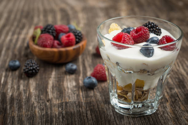 istock Healthy breakfast with Fresh greek yogurt, flakes and berries 907565246