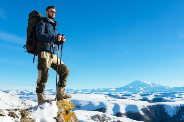 hipsterski podróżnik z brodą w okularach przeciwsłonecznych w naturze - on top of mountain peak success cold zdjęcia i obrazy z banku zdjęć