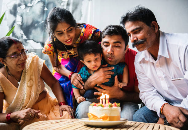 familia india celebrando una fiesta de cumpleaños - cultura hindú fotografías e imágenes de stock
