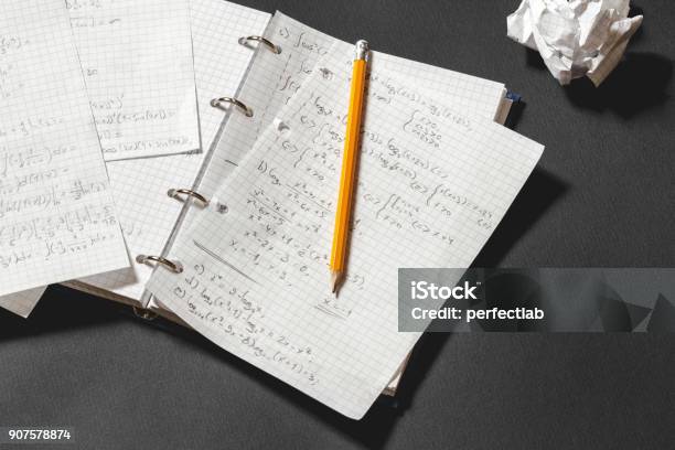 Ecuaciones Matemáticas Escritas En Un Cuaderno Foto de stock y más banco de imágenes de Matematicas - Matematicas, Símbolo matemático, Deberes