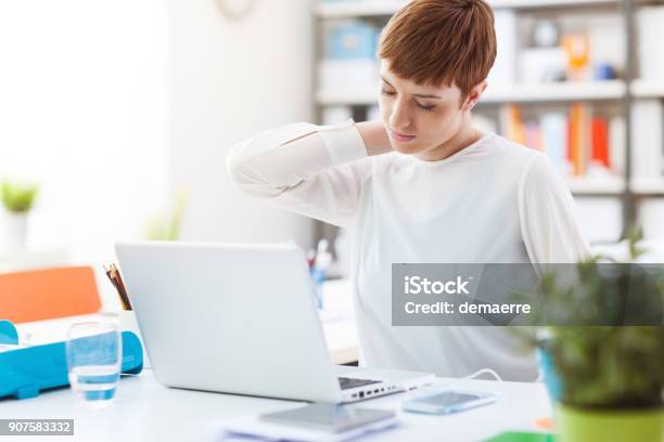 Büroangestellter Mit Hals Schmerzen Stockfoto und mehr Bilder von Gute Haltung - Gute Haltung, Verwaltungsangestellter, Frauen